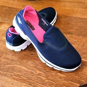 Sketchers go walk shoes